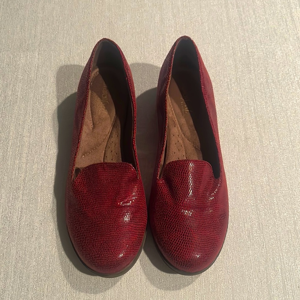 Natural Soul by Naturalizer Deep Red Textured Slip On Shoes Size 8 Gently Used